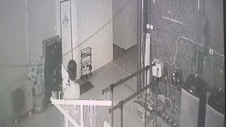 監視器拍下藍男行竊女子內衣褲。讀者提供