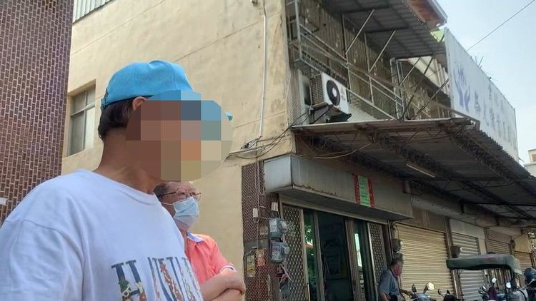 廖姓社員全家存款逾百萬元，每天到門口等候該社說明案件處理進度。民眾提供