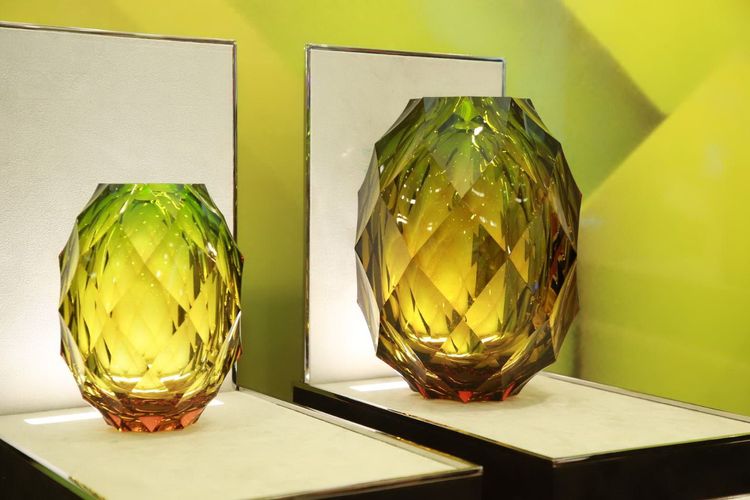 「黃金鋒芒」水晶擺件以垂持切割方式雕琢出如萬花筒般帶有璀璨光彩的效果。朱世閎攝