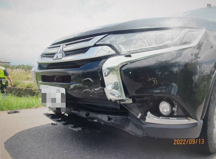 旗山分局偵防車與機車騎士發生車禍。讀者提供