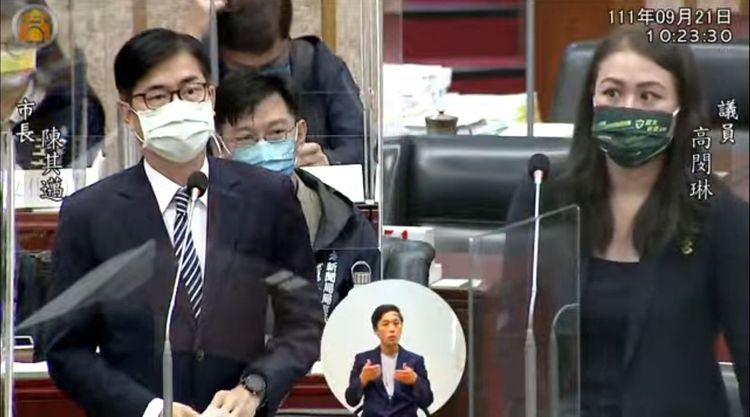 陳其邁答詢時表示感佩高閔琳對故鄉的熱愛。翻攝議會直播