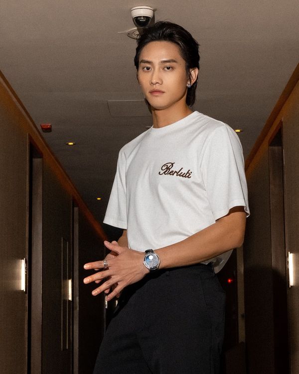 范少勳以輕裝造型搭配伯爵Polo Emperador月相錶，展現無須隆重裝著同樣能配搭月相錶。品牌提供