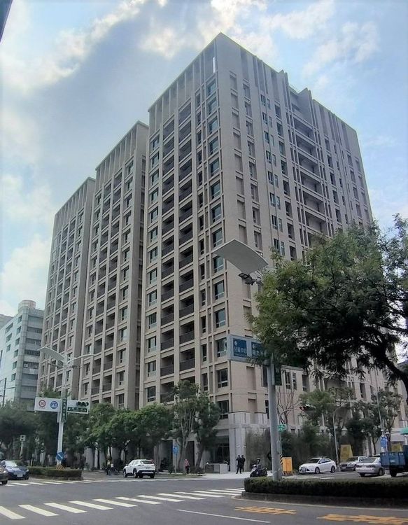 「御盟國際驛館」位於九如一路，社區鄰近科工館，區域屬於市區精華地段。葉家銘設