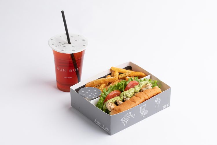 除了單點也能升級套餐，配餐有薯條或格子薯、冷麵沙拉。業者提供