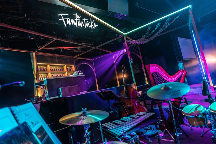 舞台打造出「咖啡酒館」沉浸感場域氛圍。業者提供