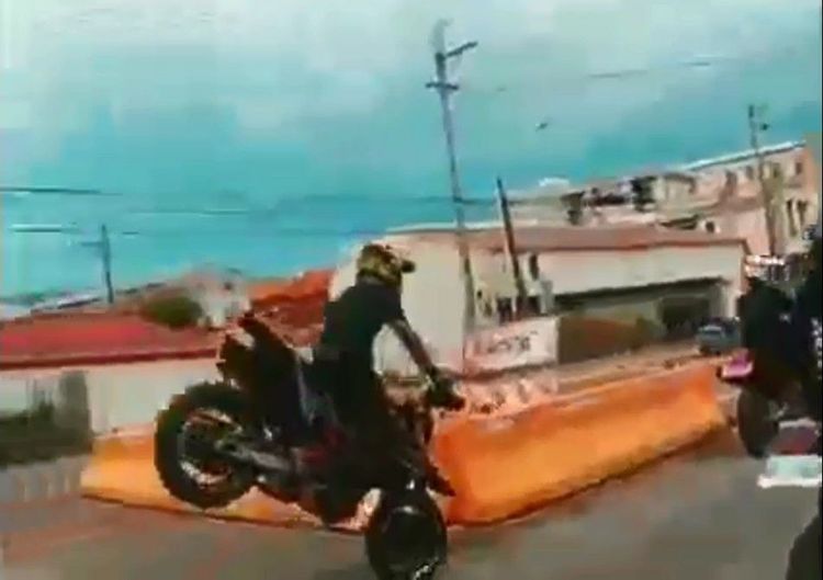 騎士急煞讓後輪翹起來。翻攝記者爆料網