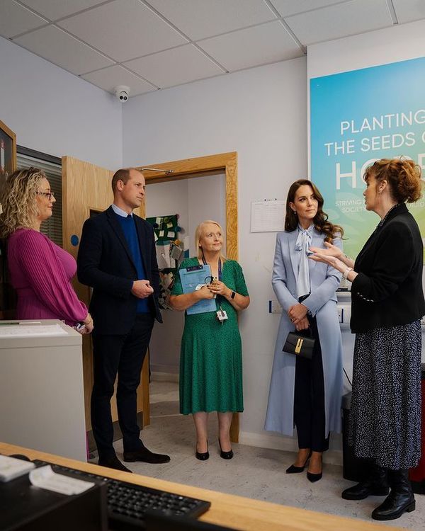 凱特王儲妃（右二）至今仍常穿上品牌經典的Gianvito系列包頭跟鞋亮相。翻攝princeandprincessofwales IG