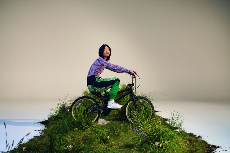 adidas by Stella McCartney 2022秋冬系列運用各式滿版印花與鮮豔色彩，表現汲取於大自然的靈感。品牌提供