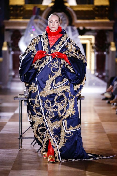 英國女星Gwendoline Christie穿著浮誇的刺繡「睡袍」，用戲劇化的說故事方式為大秀開場。品牌提供