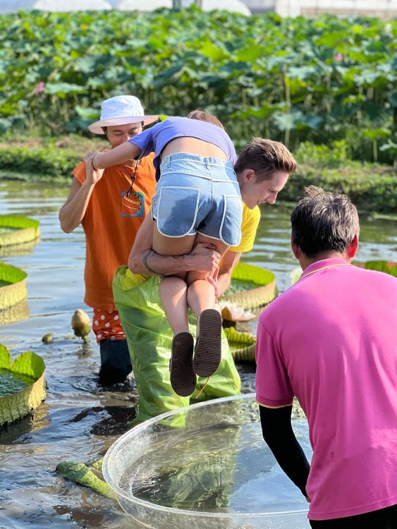 馬丁（左二）直接扛起籃籃（右二），避免她沉入水中。民視提供 