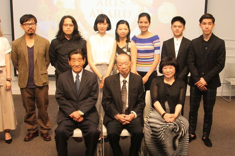 奇美集團董事長廖錦祥（前左）因病於25日辭世，過 去與奇美集團創辦人許文龍（前中）都熱心藝術文化 事務。中央社。圖為兩人2018年出席奇美藝術獎頒獎典禮