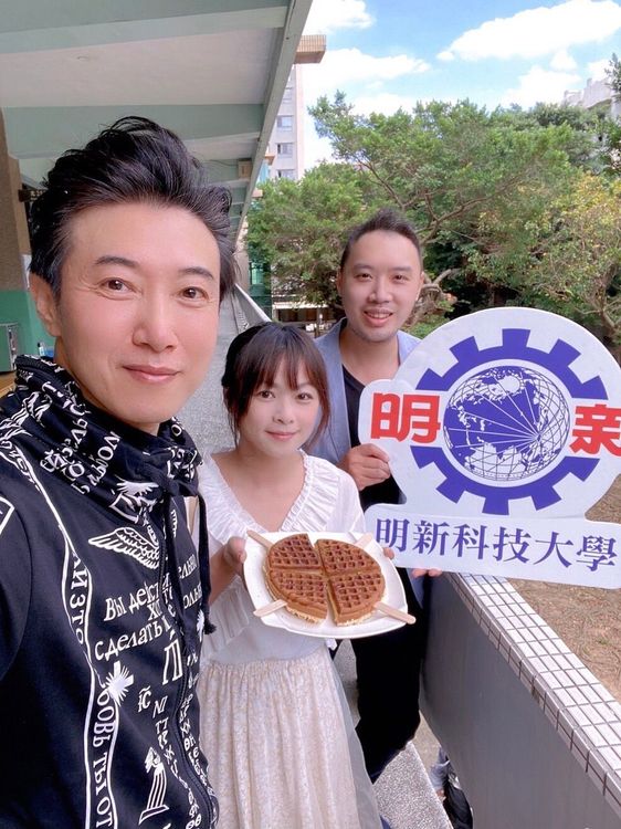 陳鴻昨邀鬆餅達人陳仲強到校分享創業歷程。陳仲強提供