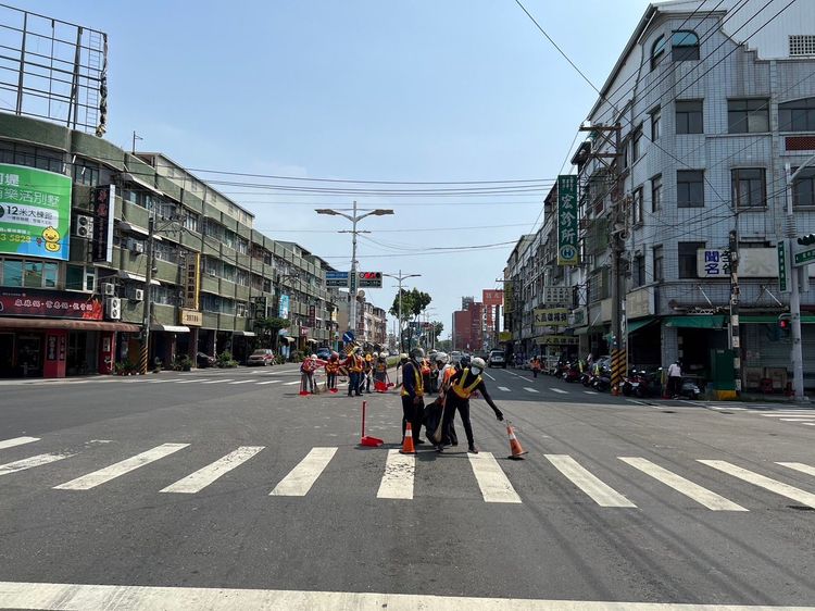 清潔隊員清理地面魚隻。讀者提供