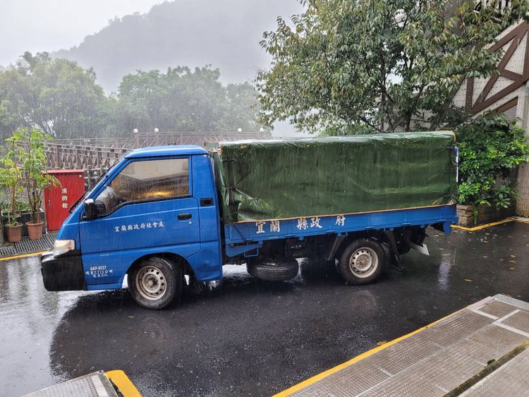 社會處人員一早派送物資。縣府提供