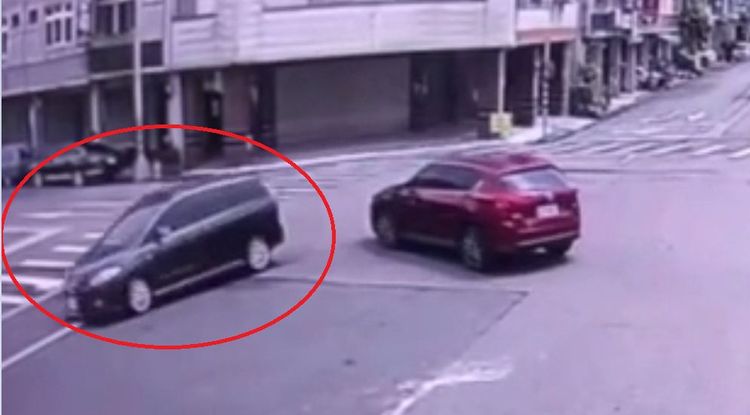 黑色休旅車（紅框）為閃躲左轉紅色休旅車，失控撞上路旁民宅柱子。讀者提供