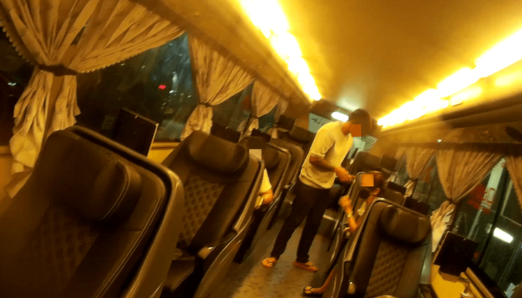 警方在遊覽車上找到顏男等3人。讀者提供