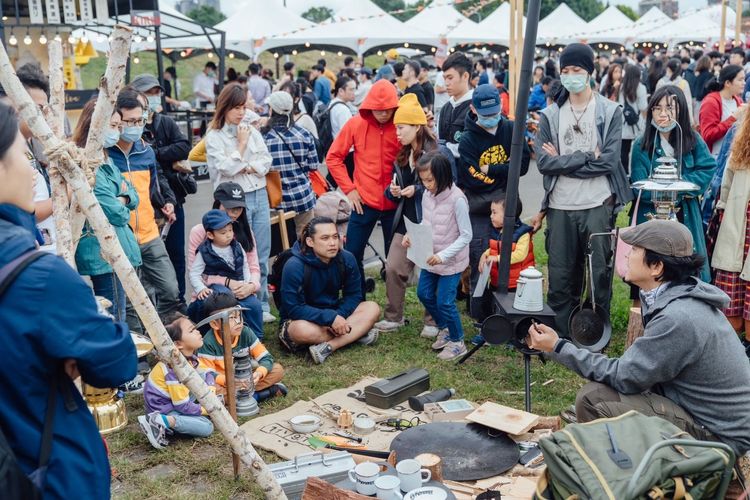 「高雄城市野營」職人秀將示範露營不可缺少的野地生火、製作豪華野炊及手沖咖啡。觀光局提供