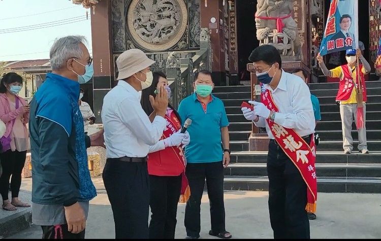 民眾捐贈政治獻金給謝龍介。劉榮輝攝