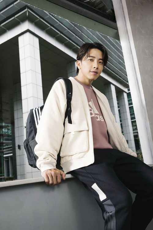 坤達穿adidas City Explorer秋冬燈芯絨外套測試保暖度，為粉絲試衣的暖心程度跟外套一樣暖。品牌提供