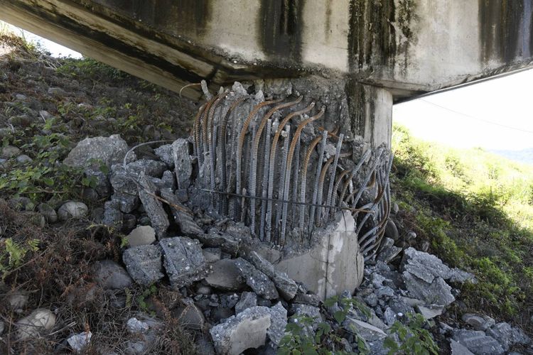 玉長大橋震損嚴重。花蓮縣政府提供