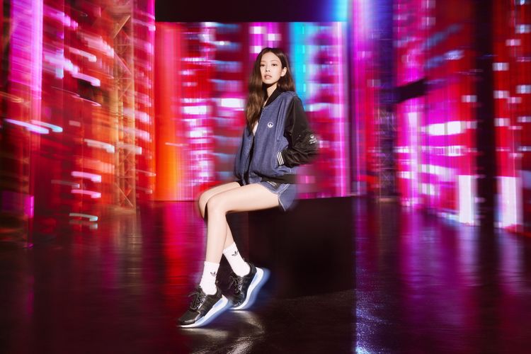 Jennie以丹寧棒球夾克與短褲搭配adidas Originlas NMD_V3黑藍配色潮鞋，展現復古個性風格。品牌提供