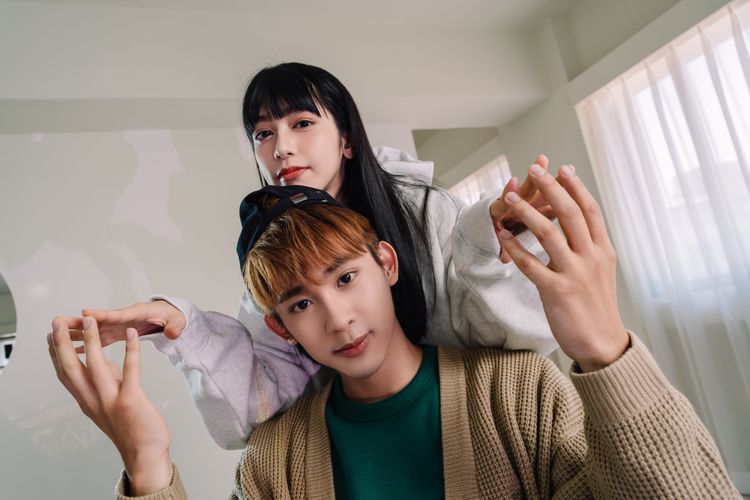 秋冬穿搭的最高原則便是保暖、舒適，除了選擇穿起來溫暖親膚的單品以外，選擇以「中性風」搭配情侶裝，還能互換穿搭提高實穿性。業者提供