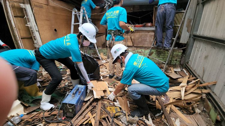 衡山基金會志工先拆除腐爛的木板房間。衡山提供