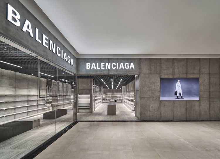BALENCIAGA高雄漢神巨蛋專賣店承襲一貫粗獷原始的「Raw Architecture」美學。品牌提供