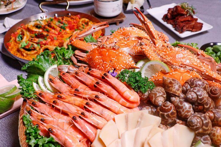 專案晚餐主打豪華自助百匯，新鮮海鮮吧、現煮牛肉湯、現切美國牛排等。福容提供