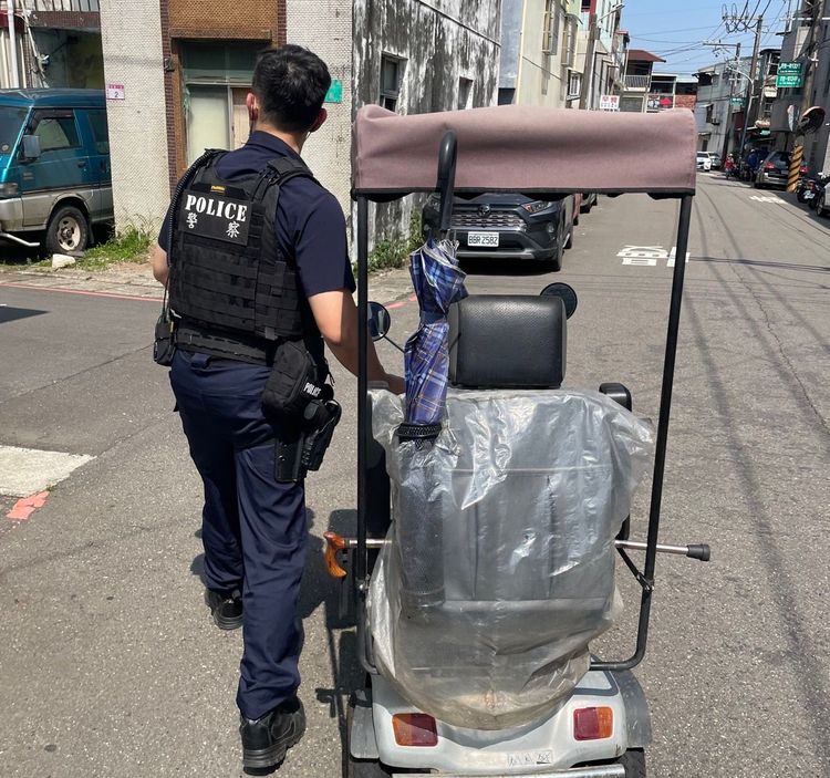 警員陳裕霖推著電動輔助車，而警員方鴻則以巡邏車載著老翁，2人合力將老翁及電動車平安護送返家。警方提供