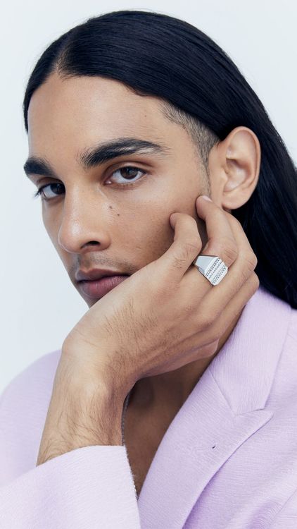 RVL珠寶藉凹槽設計，隱晦表現De Beers品牌名的D與B縮寫。品牌提供