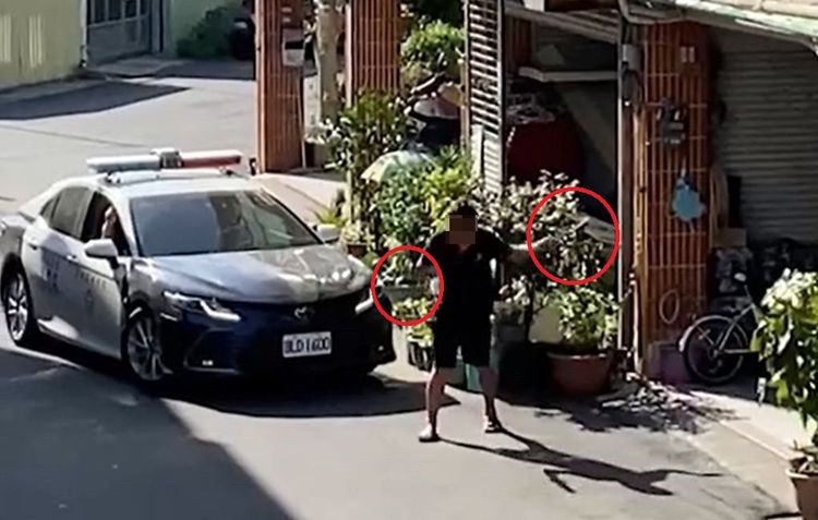 男子手持兩把菜刀亂揮，警員獲報到場處理。翻攝記者爆料網