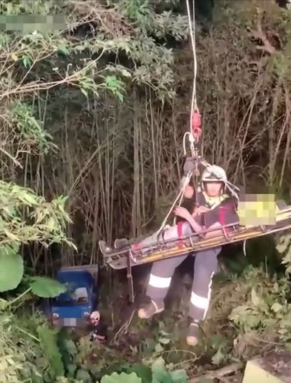 警消以吊掛方式將2人救上路面。三峽警分局提供