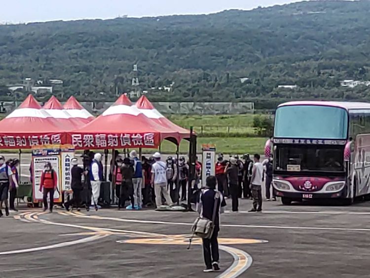 疏散民眾被載至防護區，先進行輻射偵檢。陳宏銘攝