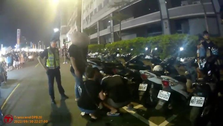 因遭噴辣椒水，鬥毆民眾感到不適。讀者提供