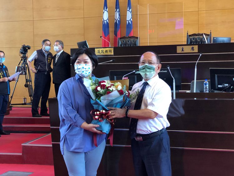 市議員謝明源依依不捨接下副議長顏莉敏獻花，跟大家說珍重再見。曾雪蒨攝