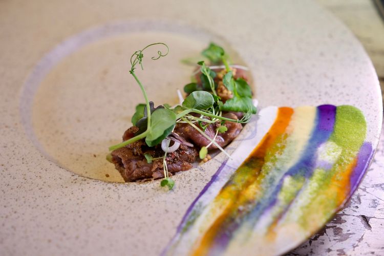 五色經幡的呈現上，則透過番茄辣醬、酸奶、甜玉米泥、青醬與蜂蜜蝶豆花醬呈現彩旗五色。陳志淵攝