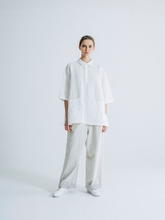 CL Dry Oxford系列使用由不同粗細的棉麻紗線織成的牛津紡料，觸感豐富的凹凸質地讓布料與皮膚接觸時多有空隙，打造涼爽舒適的衣著。縐感牛津短袖olo衫1萬600元、備前丹寧寬管褲1萬600元。品牌提供