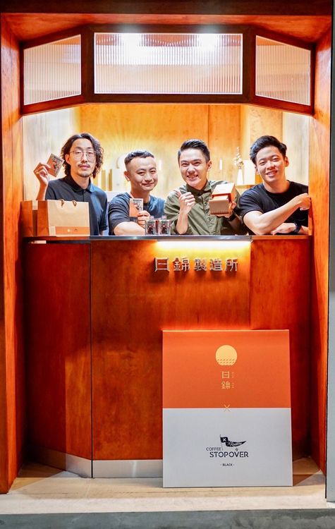 《日錦製造所》型男主廚們（左一張允誠、右一吳本懿、右二陳佑昇）和《Coffee Stopover Black》代表。業者提供