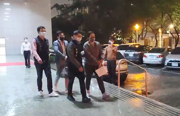 刑事局今年元月宣布偵破「海匯國際DRC」非法吸金案，逮捕郭女（右2）等12人。翻攝畫面