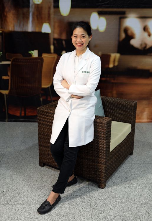 花慈婦產部醫師李佩蓁表示，利用自然孔洞內視鏡操作侵入性小，也能減少出血量。花蓮慈濟醫院提供