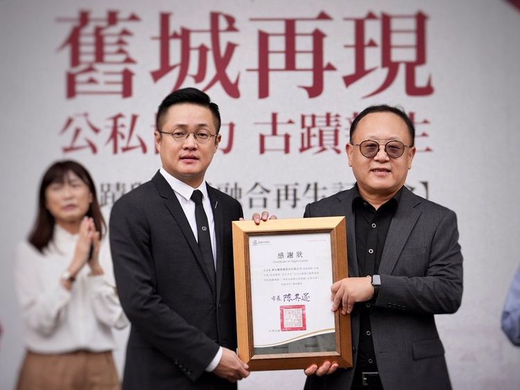 華友聯集團今日邀請史哲與當時參與審議的文化資產審議委員共同見證保存的成果與水關的再現。文化局提供