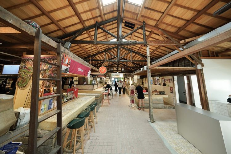 本次修繕拆除天花板與層架，讓木構屋頂及挑高「半樓仔」形式重現。經發局提供