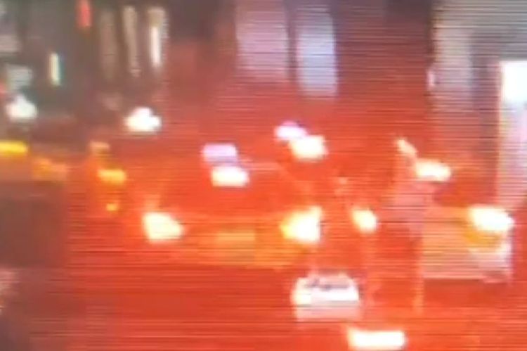 黃男被胡男等人送上計程車。翻攝畫面