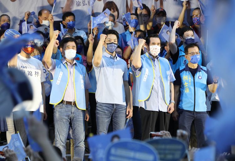 蔣萬安（中）2日舉行文山區後援會成立大會，邀請台北市前市長郝龍斌（左）與前總總統馬英九（右2）站台。鄭孟晃攝