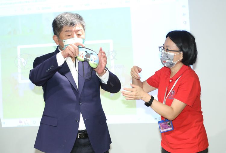 陳時中（左）準備戴上眼罩體驗。鄭孟晃攝