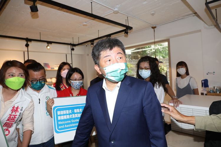 陳時中（前）認為要讓社會更了解導盲犬。鄭孟晃攝