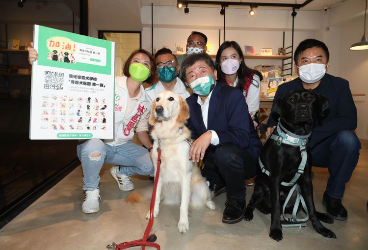 陳時中（中）表示，如何能讓更多人加入捐款計畫，是未來推廣的方向之一。鄭孟晃攝攝