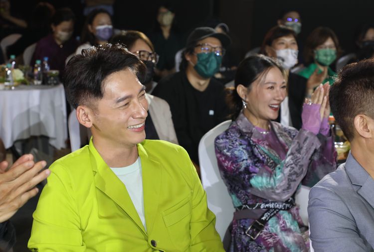 温昇豪（左）和李杏出席活動不尷尬。鄭孟晃攝