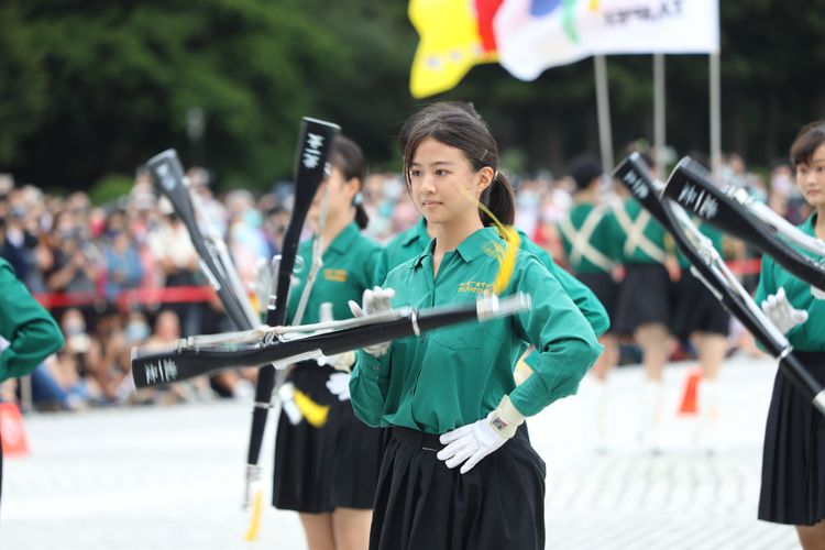 北一女樂儀旗隊展現熟練甩槍，驚艷觀眾。鄭孟晃攝